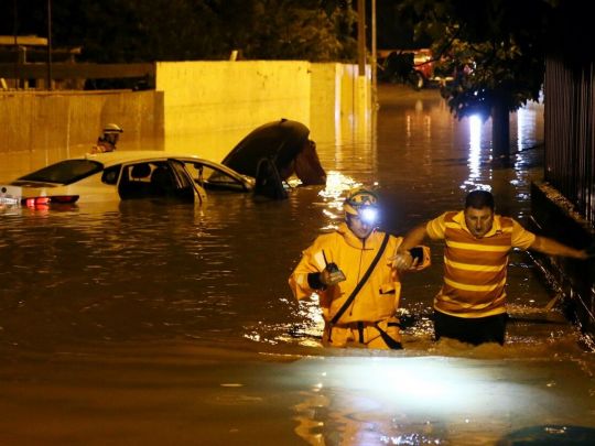 Рятувальники допомагають водієві затопленої машини у Сочі