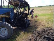 Тракторист погиб на месте: на окраине Харькова на неизвестном предмете подорвался трактор (фото)