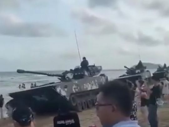 Китайские танки на пляже