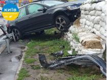 Воскресное ДТП в Киеве: автомобиль пробил отбойник и въехал в блокпост (фото)