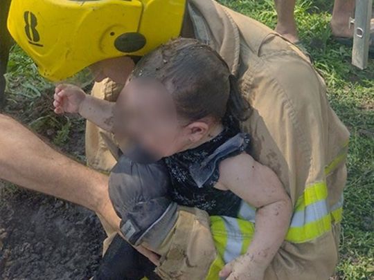 Спасли ребенка из лап смерти: на Полтавщине спасатели сумели достать из канализационного коллектора полуторагодовалую девочку