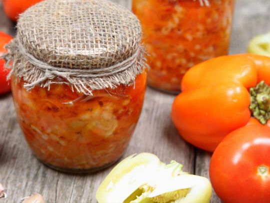 Помидоры с болгарским перцем на зиму: вкусный салат без стерилизации по рецепту Людмилы Борщ (видео)