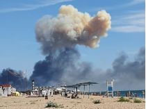 Мощное пламя и столпы дыма: в сети появилось видео момента взрыва на аэродроме возле Новофедоровки в Крыму 