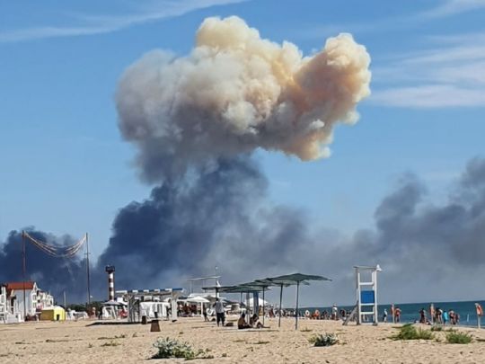 Потужне полум&#39;я та стовпи диму: у мережі з&#39;явилося відео моменту вибуху на аеродромі біля Новофедорівки у Криму