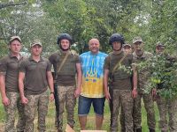Егор Крутоголов с военными 