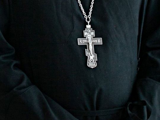 Не сподівається на молитву: під Києвом священик московського патріархату найняв рекетирів, щоб перешкодити переходу церкви до ПЦУ