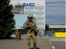 Російський солдат біля адміністративної будівлі ЗАЕС