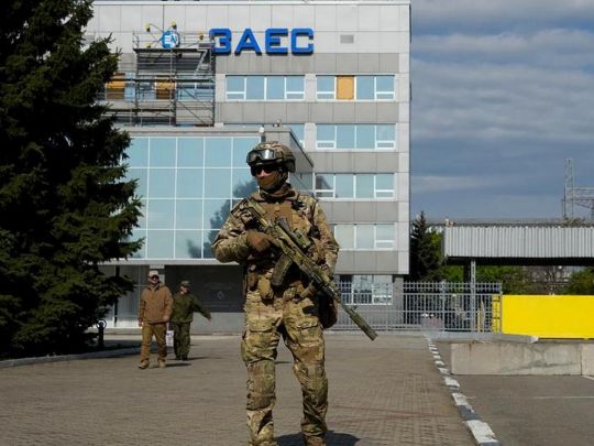 Российский солдат возле административного здания ЗАЭС