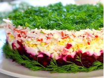 Чудово смачний і красивий салат «Рожевий фламінго» з 4 інгредієнтів: можна подавати і в будні, і до святкового столу (відео)