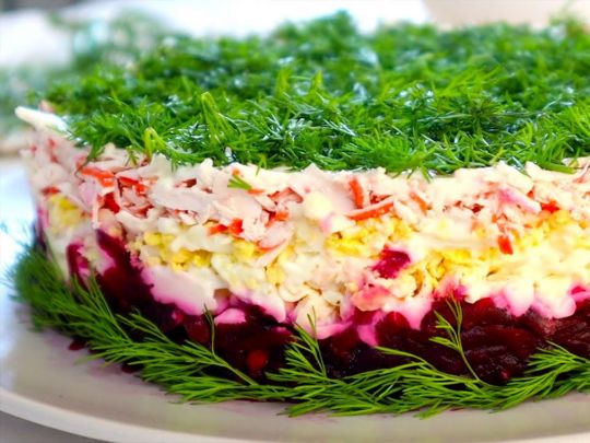 Потрясающе вкусный и красивый салат "Розовый фламинго" из 4 ингредиентов: можно подавать и в будни, и к праздничному столу (видео)