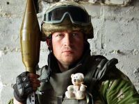 Руслан Боровик с игрушечным медвежонком, которого подарила ему дочь