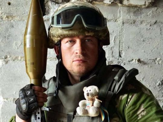 Руслан Боровик з іграшковим ведмежатком, якого подарувала йому дочка