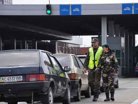 Автомобили из Украины перестали впускать в Польшу: что происходит