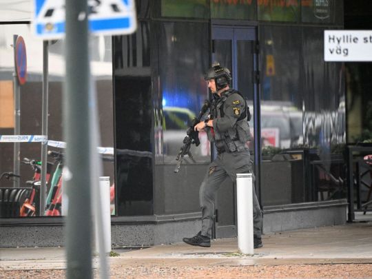 Вооруженный полицейский на месте стрельбы в Мальме
