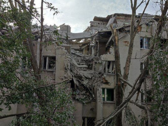 Зруйнована казарма росіян у Кадіївці