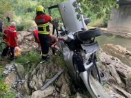 Не&nbsp;впорався з&nbsp;керуванням: на&nbsp;Закарпатті автомобіль злетів у&nbsp;воду з&nbsp;мосту, сімейна пара та&nbsp;їхня донька отримали травми