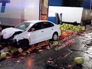 &laquo;Автомобільний приліт&raquo; у&nbsp;тачку з&nbsp;кавунами: у&nbsp;Києві машина на&nbsp;швидкості таранила лотки з&nbsp;товаром на&nbsp;ринку