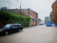 Ужгород превратился в&nbsp;&laquo;Венецию&raquo;: после ливня в&nbsp;городе затопило дороги (фото, видео)