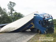 ДТП під Черніговом: на&nbsp;трасі на&nbsp;Десну та&nbsp;Вишгород перекинулася величезна фура, рух заблокований