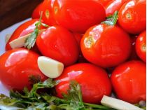 Закуска на зиму «Розум від'їси»: справжнє смакота з помідорів (відео)