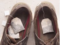 Опытные хозяйки кладут в обувь мужа чайные пакетики: в каких случаях это нужно делать