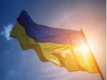 В еще одном селе под Изюмом вывесили украинский флаг (видео)