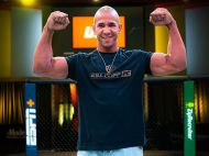 Чемпион из&nbsp;UFC эффектно выиграл бой, несмотря на&nbsp;хлеставшую из&nbsp;переносицы кровь: жуткое фото