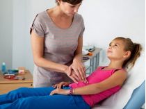 «Зазвичай діти скаржаться на біль в животі біля пупка»: педіатриня про симптоми, можливі наслідки та лікування ФАБ