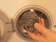 Опытные хозяйки советуют класть металлическую губку в&nbsp;стиральную машину: чем это помогает (видео)