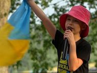 &laquo;Все расплакались, когда перед сыном на&nbsp;колено стал боец с&nbsp;протезом&raquo;: 8-летний Сергей Мороз из&nbsp;Чернигова пением зарабатывает деньги для ВСУ