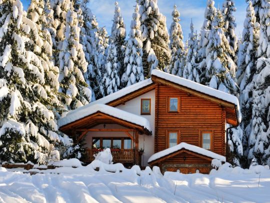Зима далеко від міста: як ефективно утеплити дачу чи заміський будинок