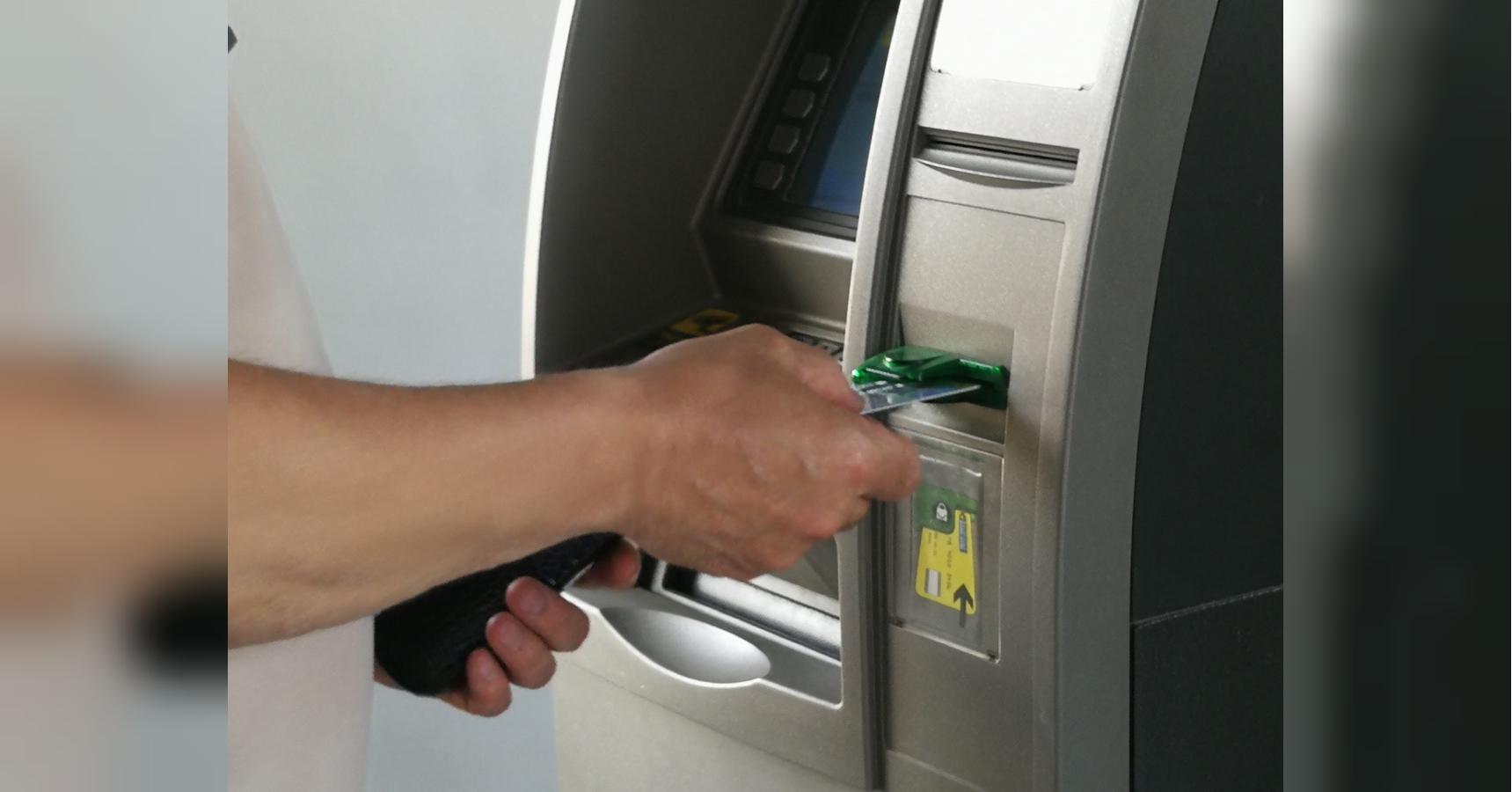 Чи можна зняти гроші з рахунку в банку, якщо картку заблоковано?