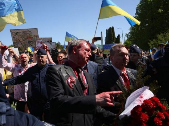 «Заплатив обличчям» за політику путіна: російського посла у Польщі облили штучною кров'ю під крики «фашисти»