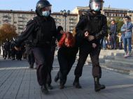 &laquo;Наши дети&nbsp;&mdash; не&nbsp;удобрение!&raquo;: счет задержанных в&nbsp;протестующей Махачкале пошел на&nbsp;сотни