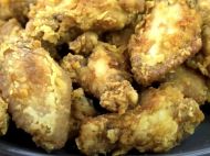 Секрет в&nbsp;панировке: рецепт &laquo;бомбически вкусной курочки&raquo;, которая лучше любой &laquo;покупной курятины&raquo; (видео)