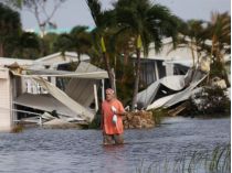 Житель Флориди бреде по затопленій вулиці