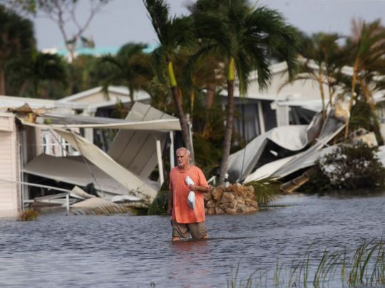 Житель Флориди бреде по затопленій вулиці