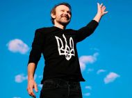 Вакарчук вирішив &laquo;відібрати&raquo; хіт у&nbsp;Ротару та&nbsp;заспівав &laquo;Червону руту&raquo; разом із&nbsp;жителями зруйнованого Ізюма (відео)