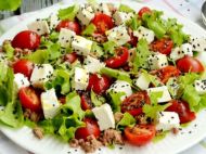Овочевий салат з&nbsp;родзинкою: рецепт від відомої красуні-блогерки (відео)