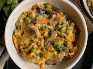 Салат с&nbsp;шампиньонами и&nbsp;зеленым горошком: готовить быстро и&nbsp;просто