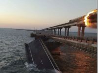 горит Крымский мост