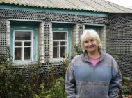 Утеплюємо будинок перед холодною зимою за&nbsp;допомогою пляшок: українка здивувала незвичайним ноухау