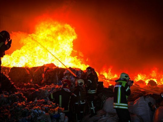 Спасатели тушат пожар