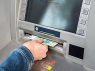 Українці за&nbsp;кордоном почали знімати вдвічі менше готівки: у&nbsp;НБУ назвали причину