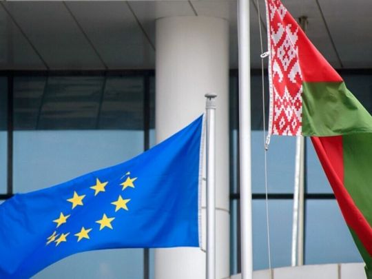 Прапори ЄС та білорусі