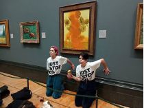 Эко-активистки атаковали картину Ван Гога "Подсолнухи"
