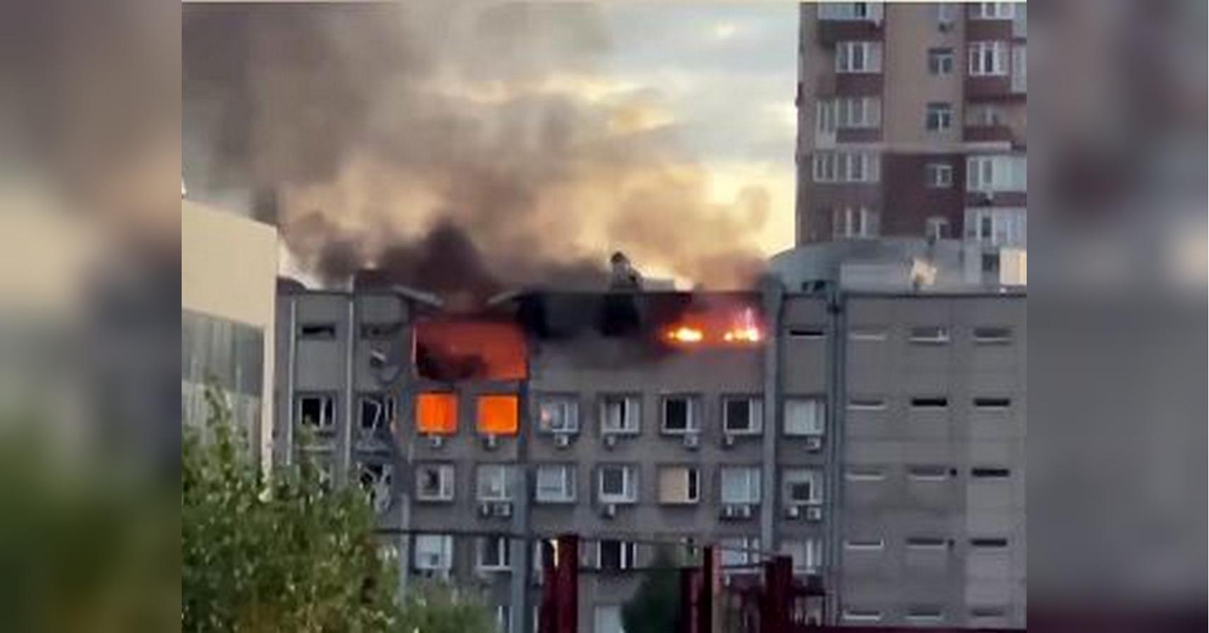 В Киеве дроны-камикадзе попали в жилой дом - видео - «ФАКТЫ»