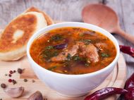 Мариупольский борщ с&nbsp;бычками от&nbsp;шефа &laquo;Адской кухни&raquo;: готовим настоящее украинское блюдо с&nbsp;&laquo;южными нотками&raquo;