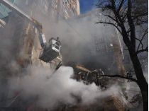 Дрон-камикадзе ударил по жилому дому в Киеве