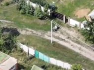 Спецоперація &laquo;мародер&raquo;: російські військові тягнуть пральну машину зі&nbsp;зруйнованого ними будинку (відео)